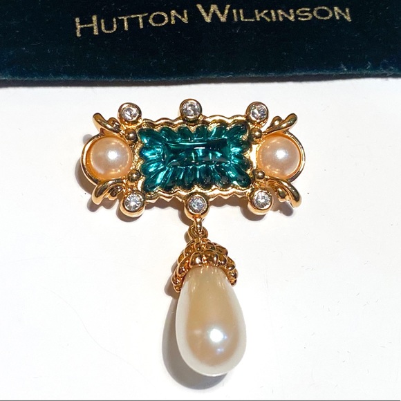 Hutton Wilkinson Pearl and Emerald Green Colored Stone Brooch / Pin - Picture 5 of 16